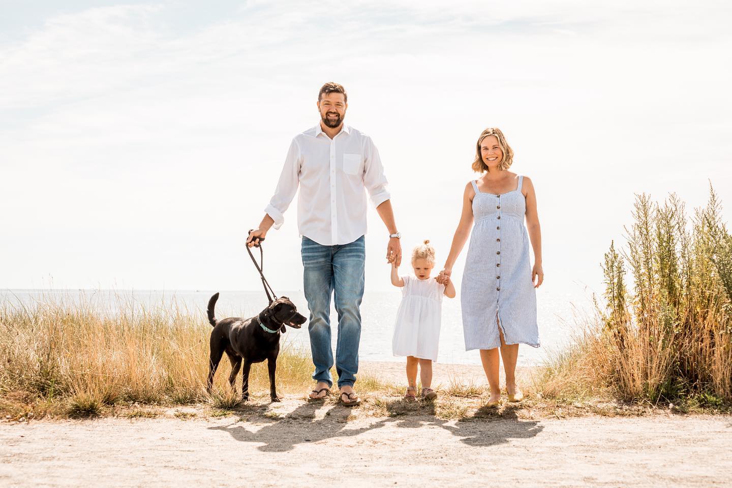 Discover the best time, style tips, and locations for a dreamy summer family session on Connecticut beaches—capture timeless memories with naturally lit, editorial-quality shots.